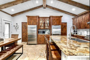 FarmHaus with Hot tub, Fire Pit & Vineyard Views
